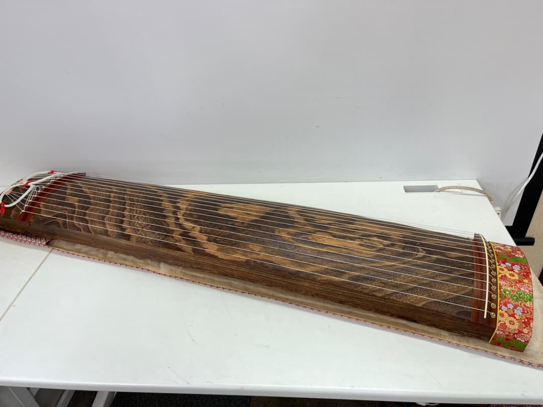 琴　お琴　箏　すだれ彫り　和楽器　13弦　花柄装飾　並甲　くり甲　f721