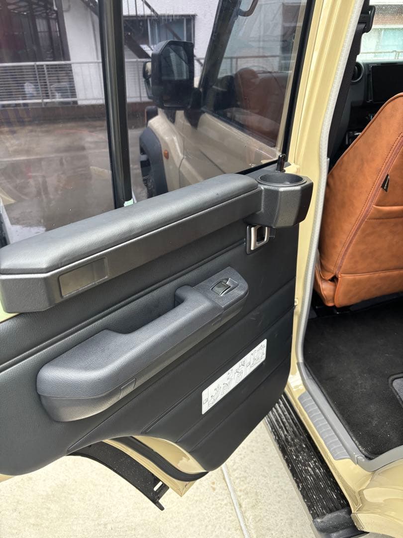 ランドクルーザー70 後席アームレスト