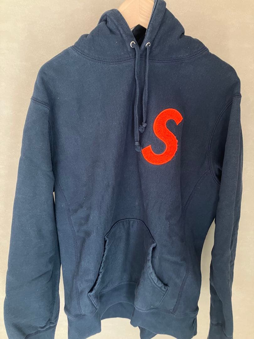Supreme ネイビー パーカー オレンジSロゴ