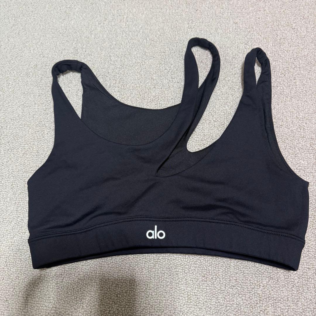 alo ブラック スポーツブラ - メルカリ