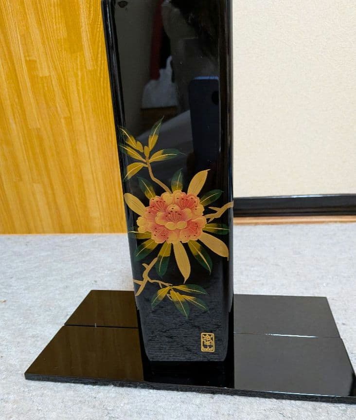 漆器 花瓶 黒色 花柄 台付 花器 夏目型 沈金箔飛花 黒 木製 漆塗り 花瓶（製造中止） 漆器の井助