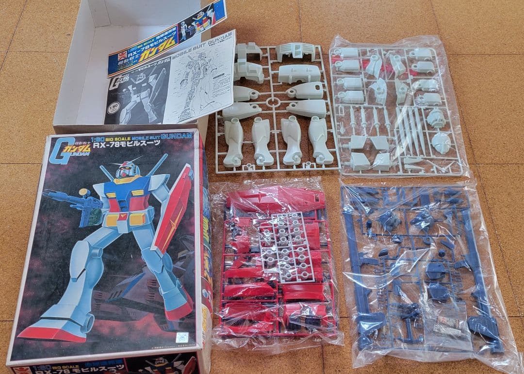 バンダイ 1/60スケール ガンダム 旧キット 旧バンザイロゴ ガンプラ