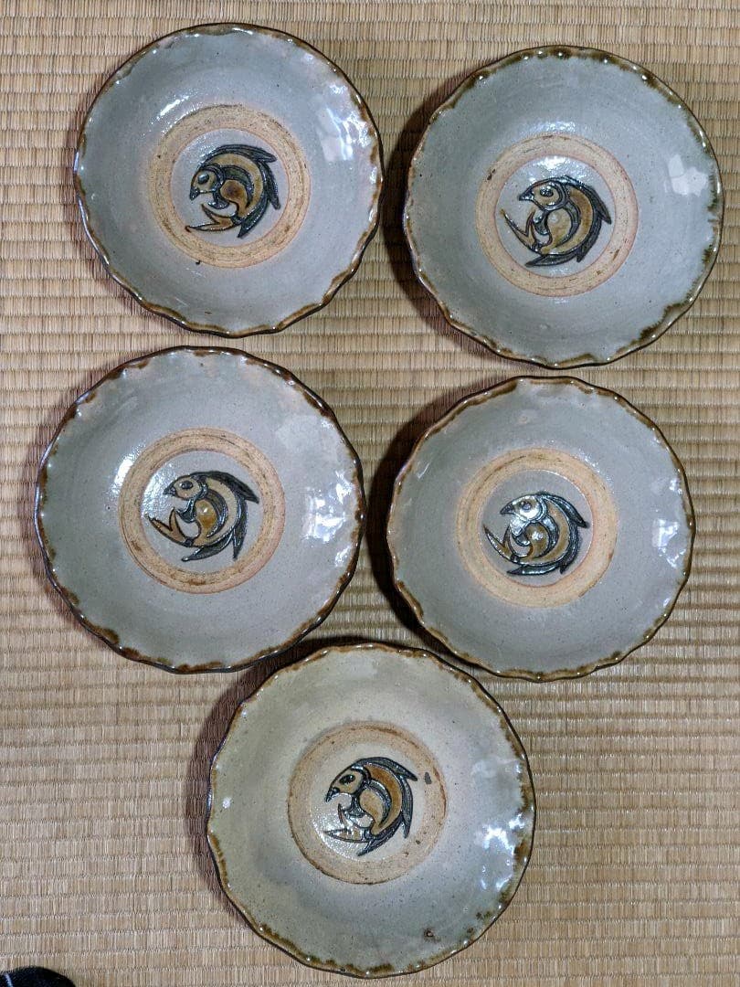 ⭐民藝 用の美！希少 昭和時代初期 琉球 沖縄 壺屋焼 魚紋皿 人間国宝 骨董品 壺屋焼 人間国宝 金城次郎作 魚紋マカイ – 生活民芸 なかむた