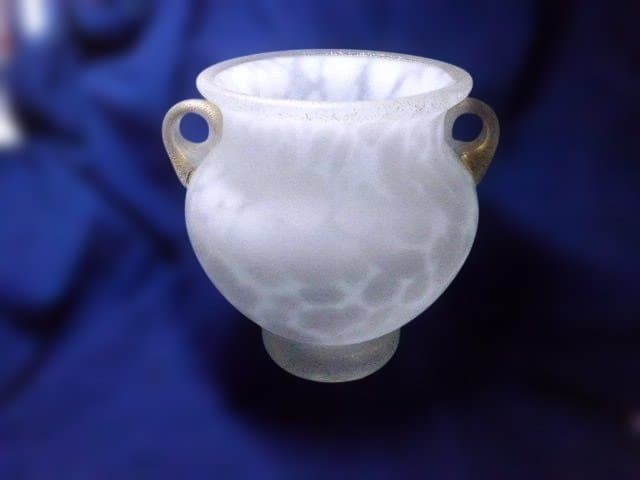 美品　高さ21センチの大きな岩田久利の代表作【雪牡丹】です。 手吹硝子 耳付花瓶