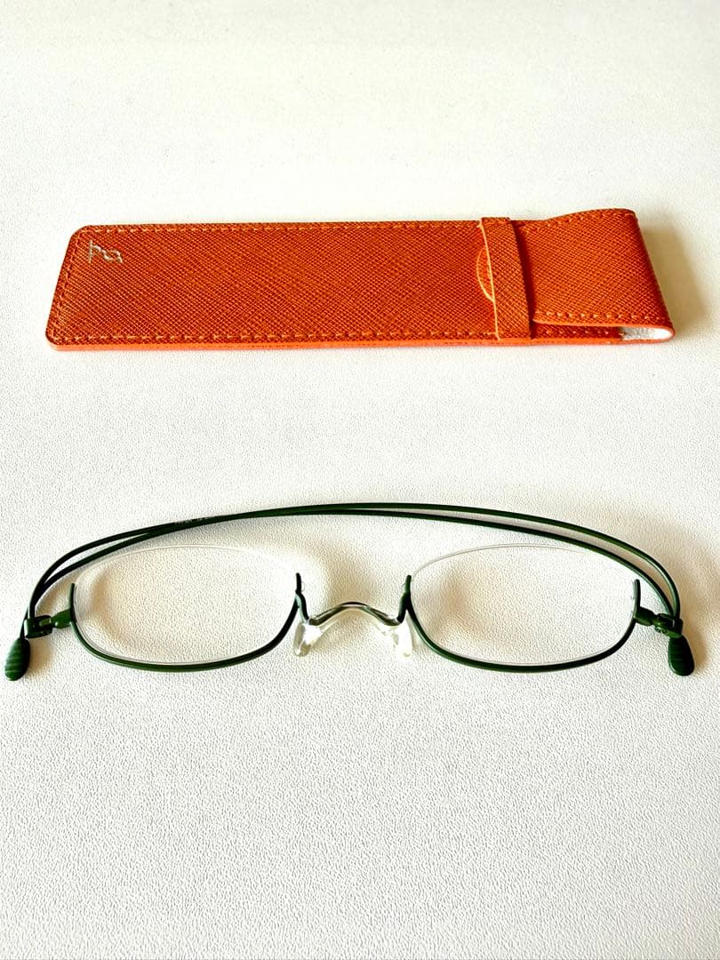 リーディンググラス　グリーン　オーバル 革ケース付き