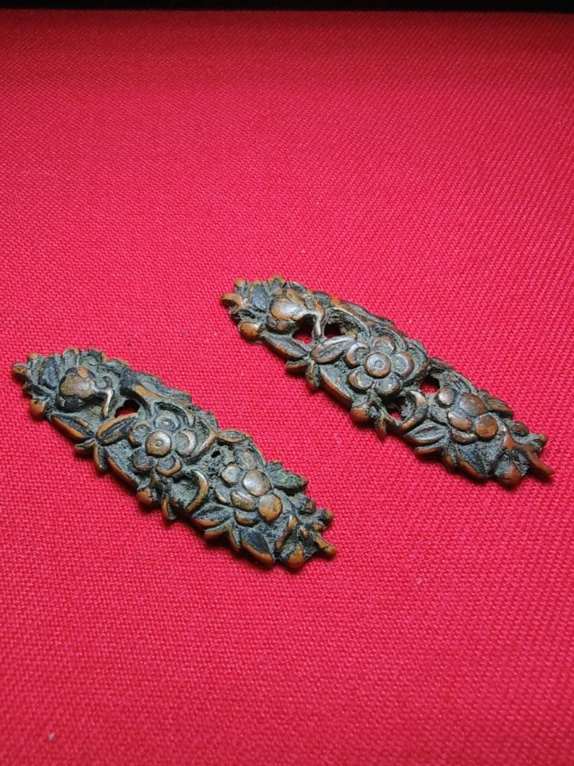 赤銅地 枝梅図 目貫 拵 日本刀 刀装具 骨董 古美術 刀装具 f-32 縁頭 花と蝶の図 赤銅地金象嵌 鍔・刀装具 : 日本刀販売の