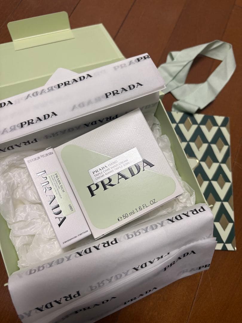 PRADA ハンドクリーム　リップバーム　ハンドクリーム