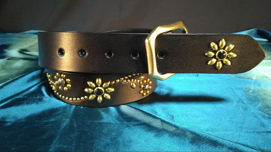 栃木レザー ツタ&フラワースタッズベルト ブラック - メルカリ