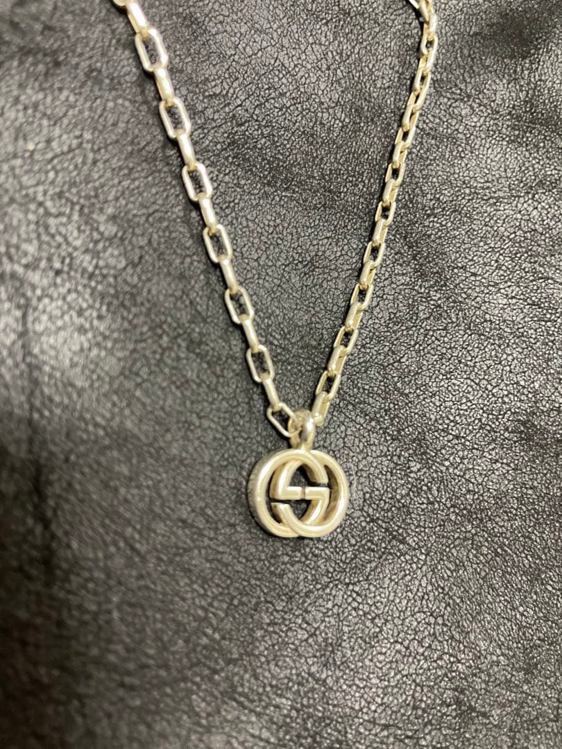 GUCCI シルバー ロゴペンダントネックレス