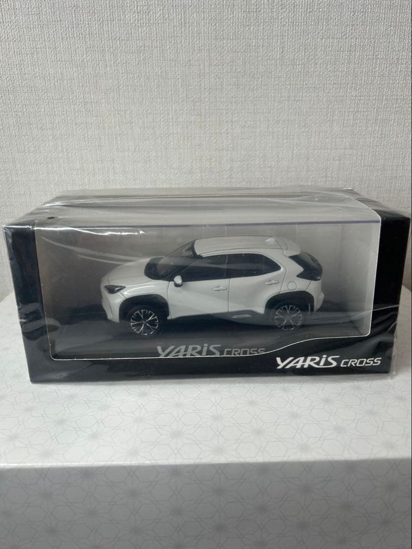 トヨタ Yaris Cross ホワイト ミニカー - メルカリ