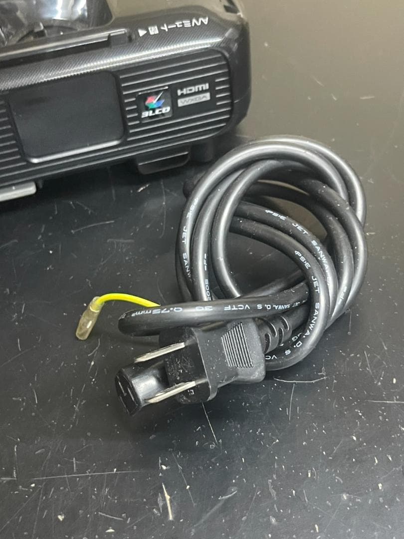 EPSON EB-W420 プロジェクター本体 ランプ711時間 - メルカリ