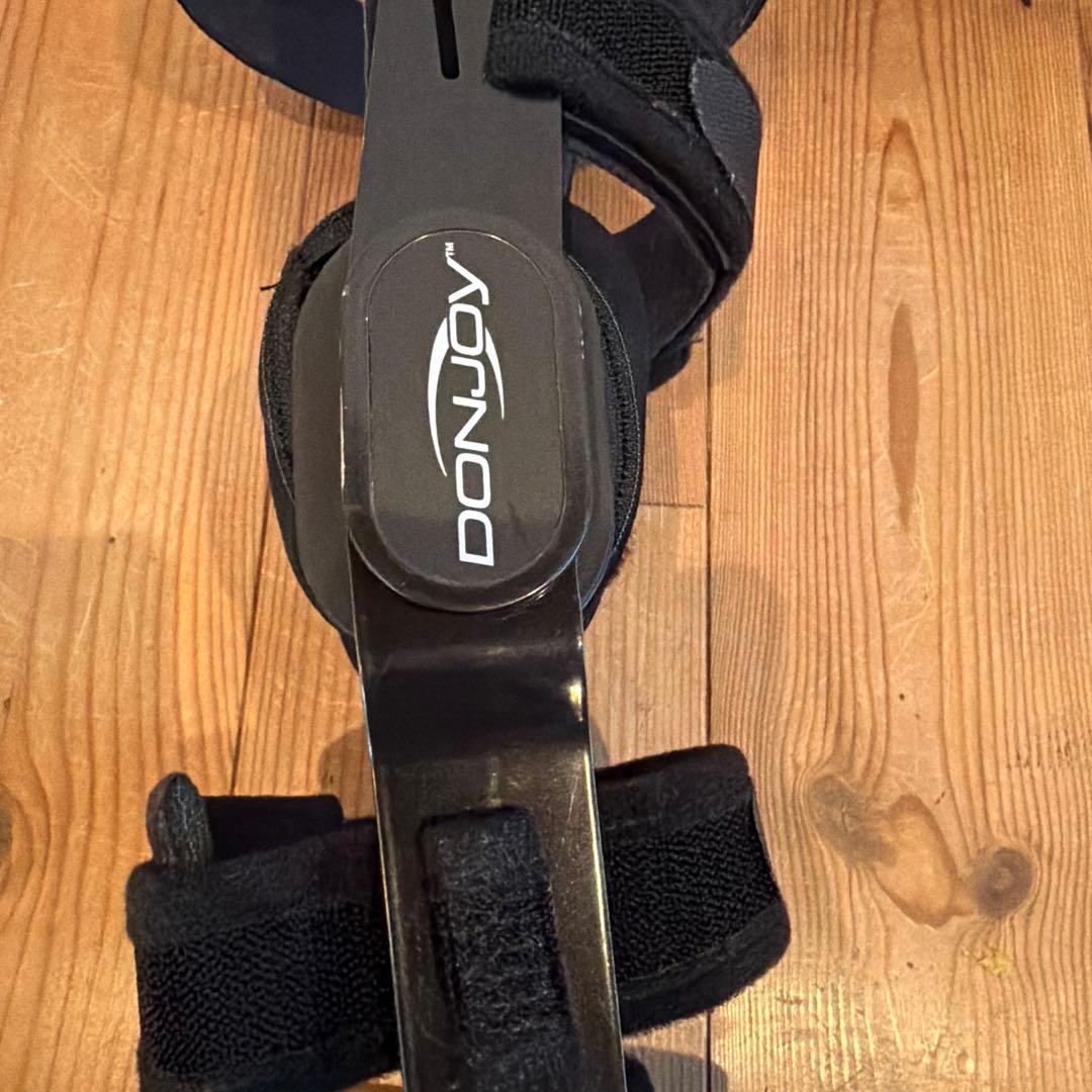 DONJOY 膝サポーター 黒《右膝用　前十字靭帯用装具》　サイズM