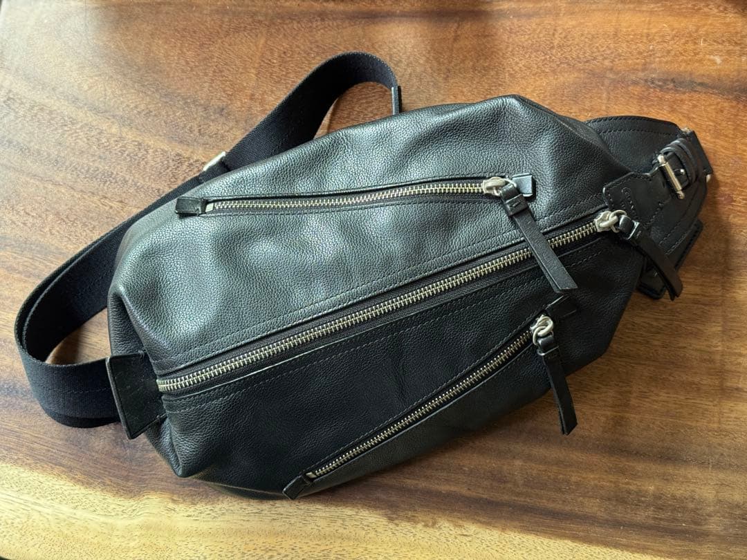 COACH トンプソン ブラック ボディバッグ レザー