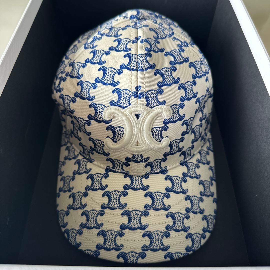 週末値下げ！CELINE トリオンフモノグラムキャップ ホワイト/ブルー限定品 CELINE（セリーヌ） ベースボールキャップ AA06F930F.07UW メンズ