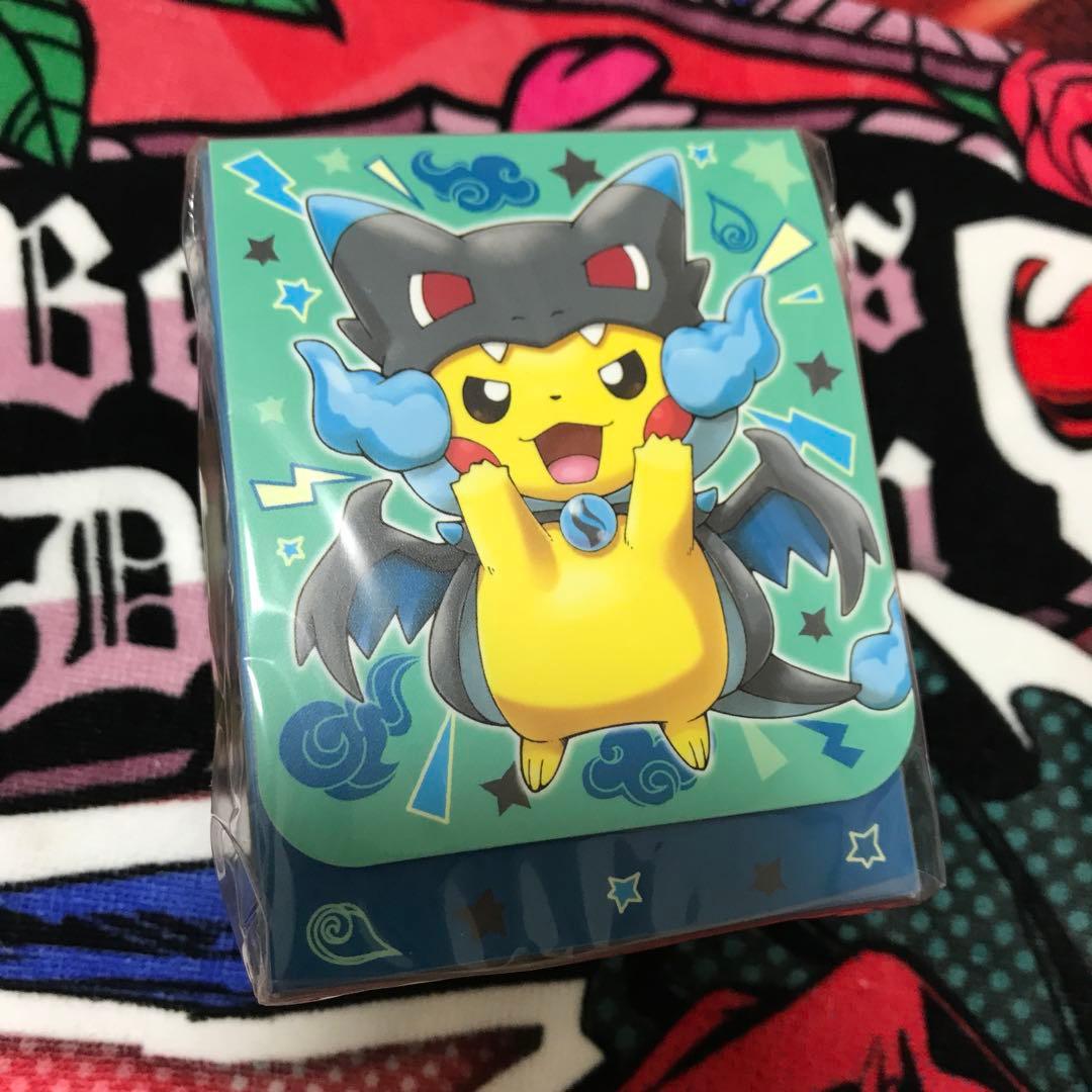デッキケース メガリザードンXのポンチョを着たピカチュウ - メルカリ