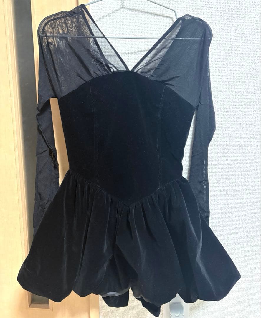 【新品、試着のみ有】ポローラ ベロアビスチェバールントップス ブラック