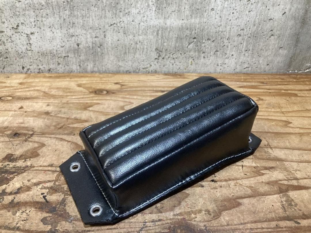 送料無料 ピリオンパッド 光沢 BK ハーレー トライアンフ チョッパー sr