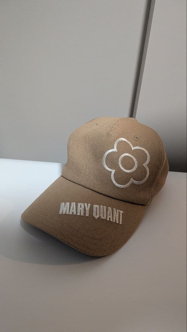 MARY QUANT ベージュ キャップ 花ロゴ - メルカリ