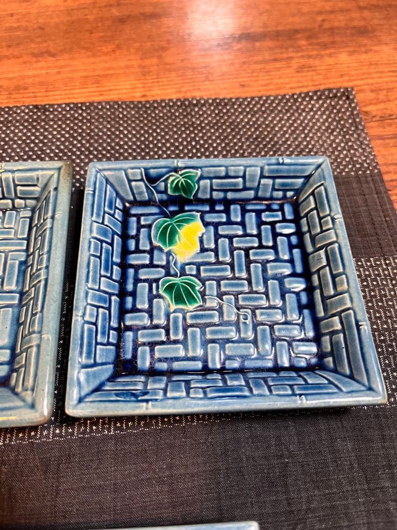 珉平焼 瑠璃釉 小皿 角皿 青 網代文に蔦 豆皿 淡路