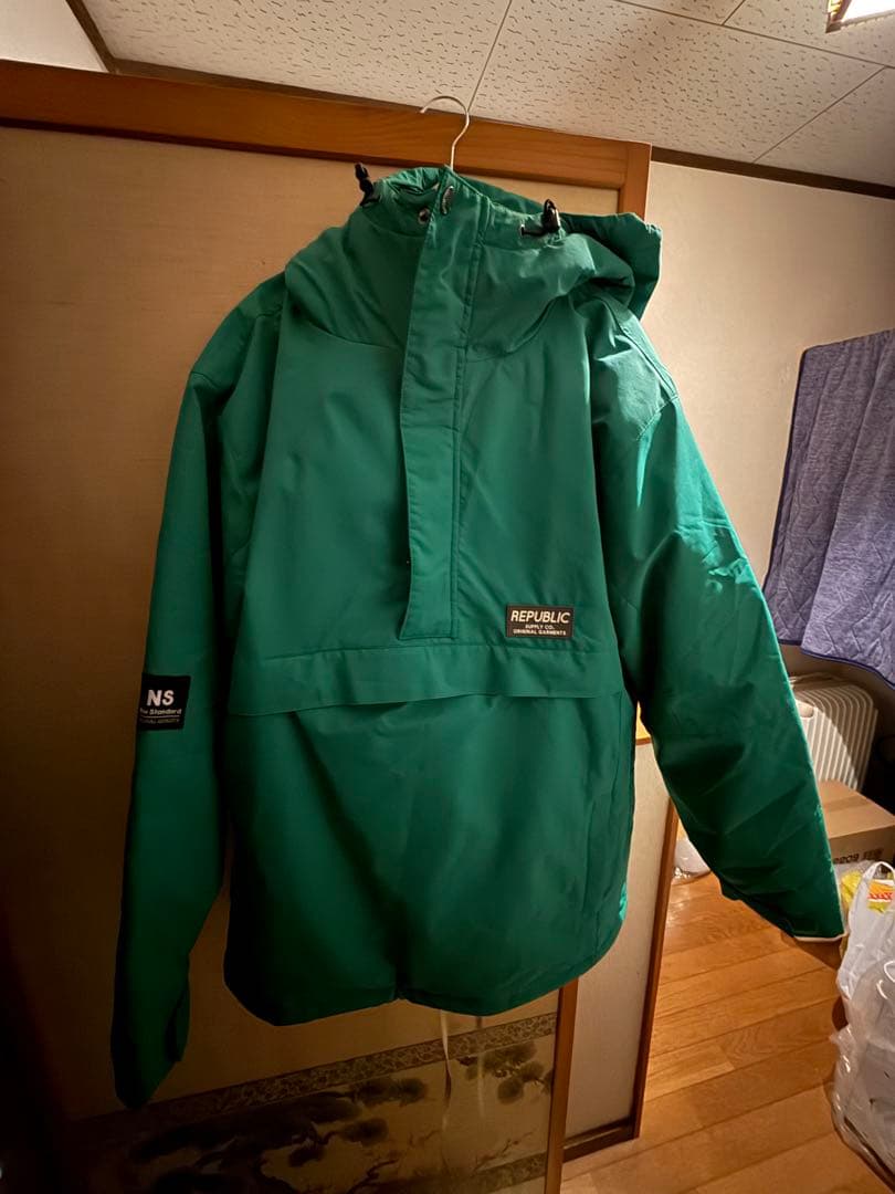 REPUBLIC アノラック グリーンとホワイトパンツ