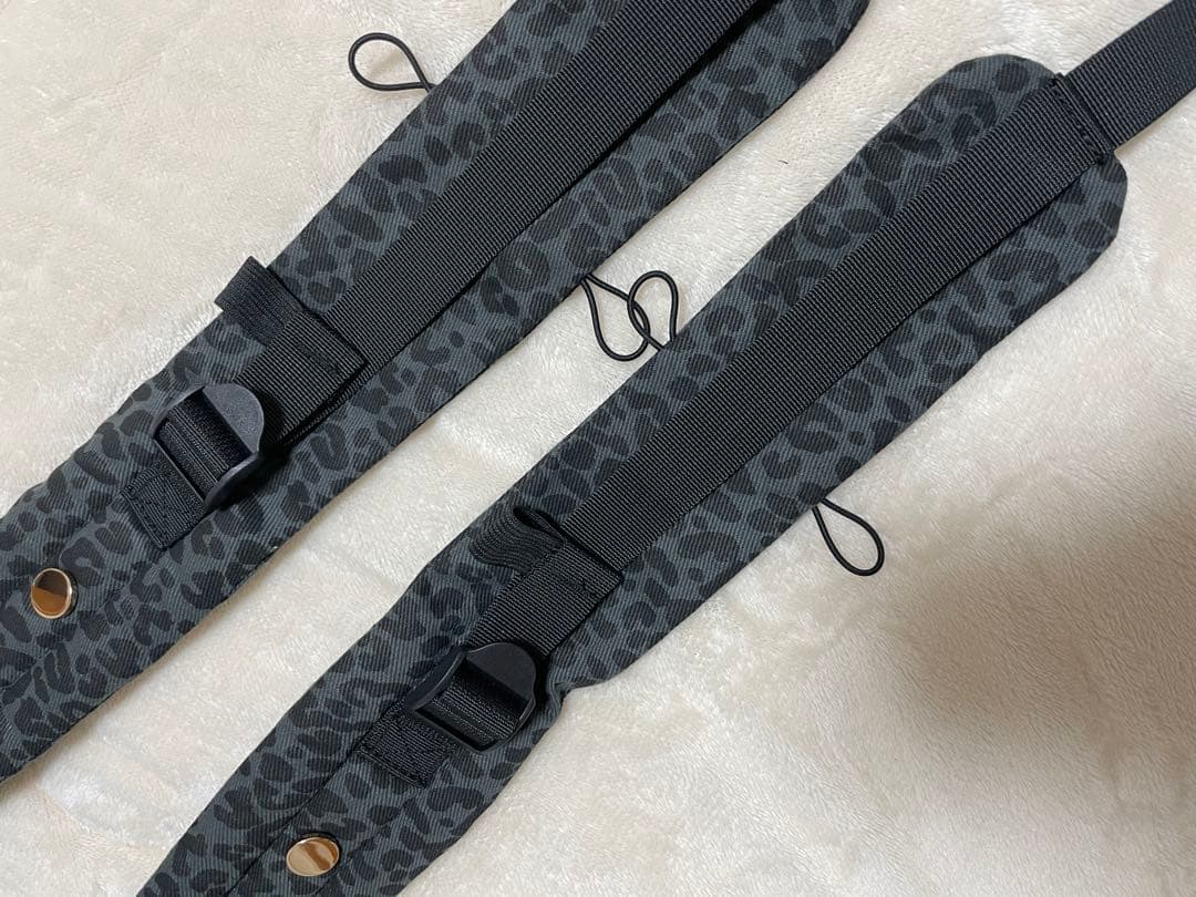 レオパード柄の抱っこ紐、Artipoppe風で、M字姿勢に対応しています