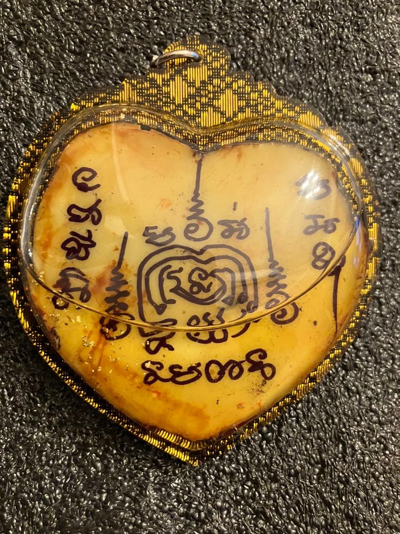 メー・ポー・マハ・ヨニ　バーンカイデーンオイルとクメール様式に則られた神聖な素材