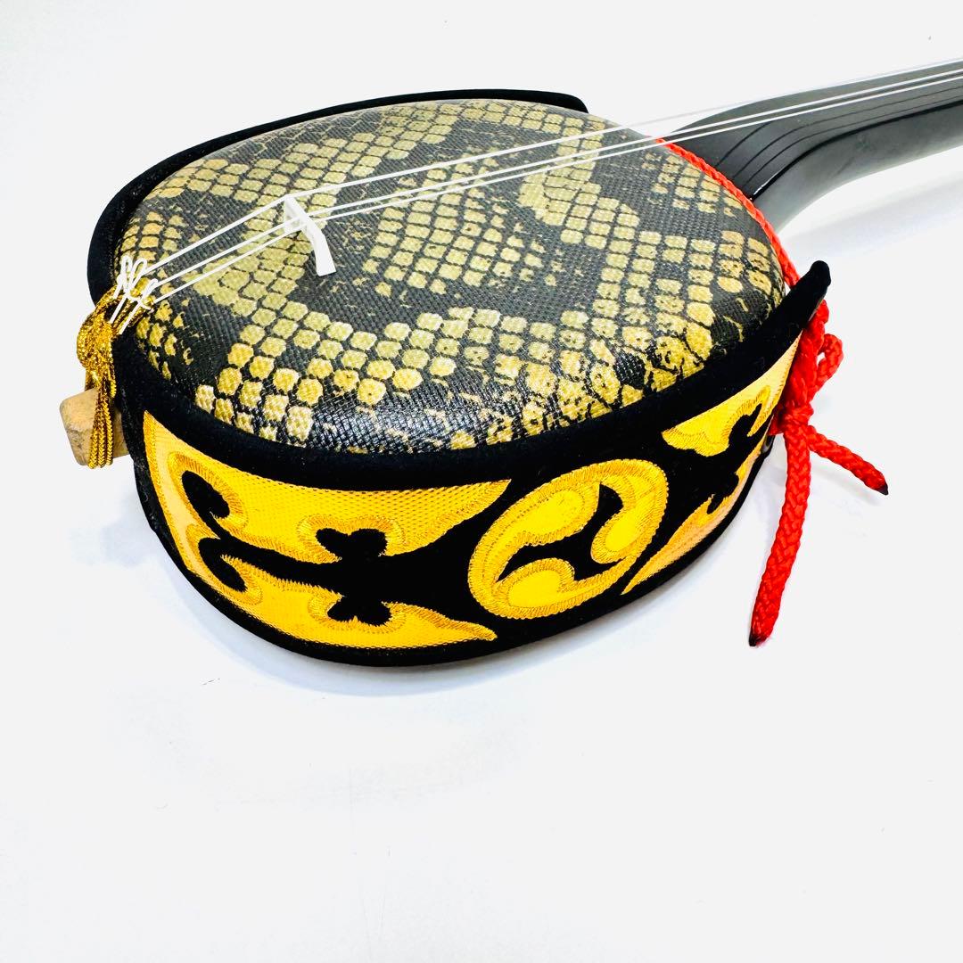 【美品】沖縄三線 人工皮 三味線 合皮 ヘビ皮柄 ケース付属 爪付き No.20】沖縄三線 人工皮〈蛇柄プリント・薄め〉 楽器・アクセサリ 沖縄