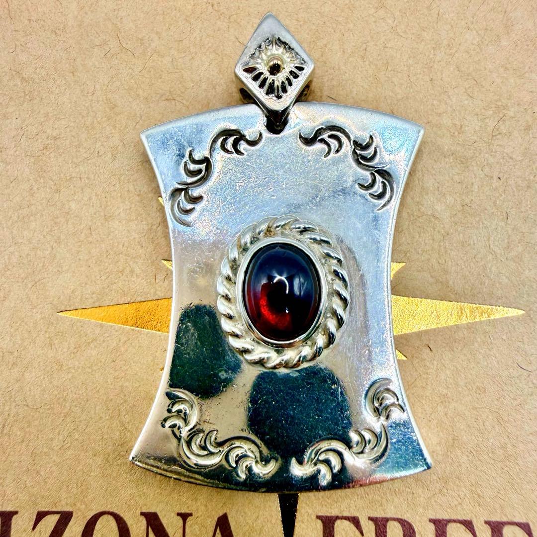 美品　アリゾナフリーダム　k18太陽神付チャーム銀縄ガーネット