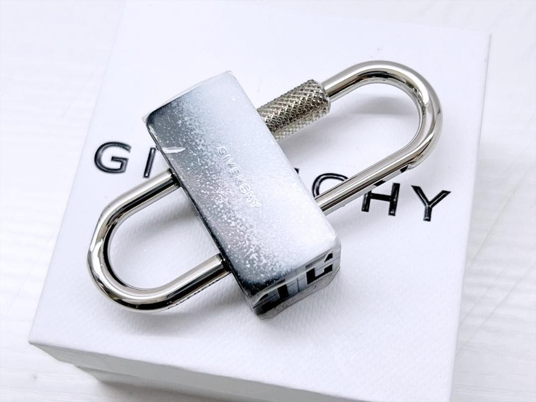 未使用　GIVENCHY　ジバンシィ　4G　パドロック　チャーム　キーホルダー
