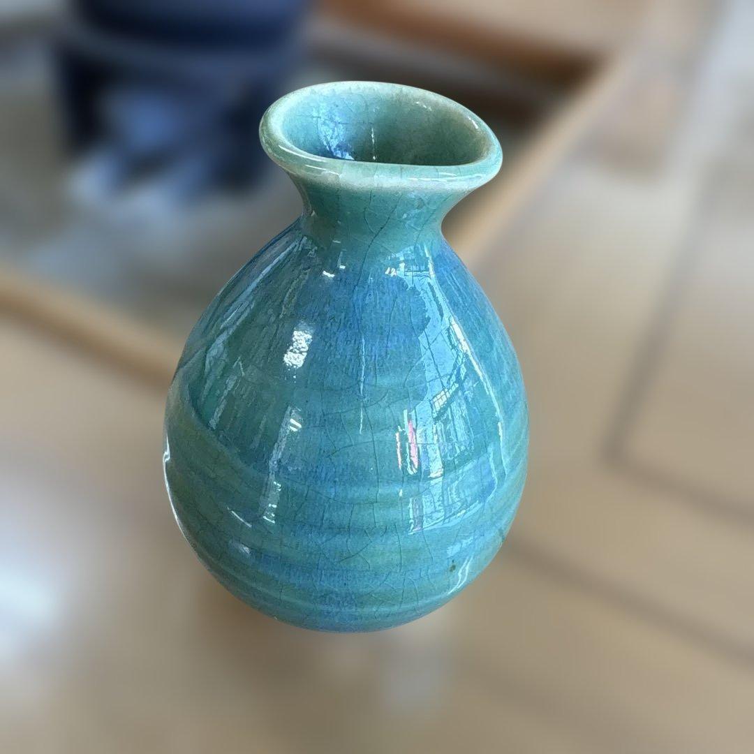 青緑色の細長い陶器瓶 - メルカリ