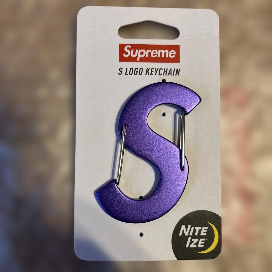 Supreme / Nite Ize S Logo Keychain 紫 Supreme®/Nite Ize S Logo Keychain | Supreme 21fw