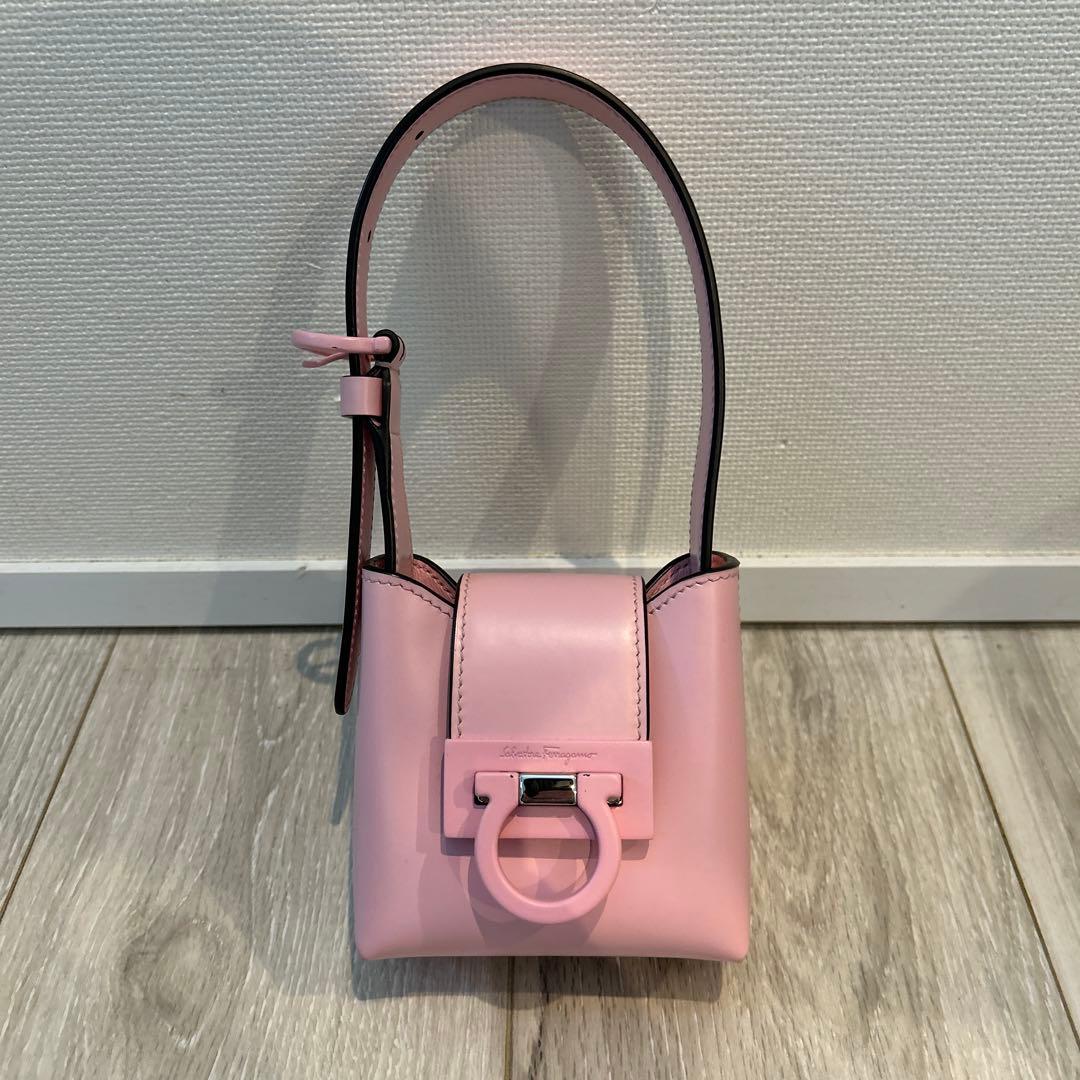 フェラガモ　ピンク ミニバッグ リング付き留め具