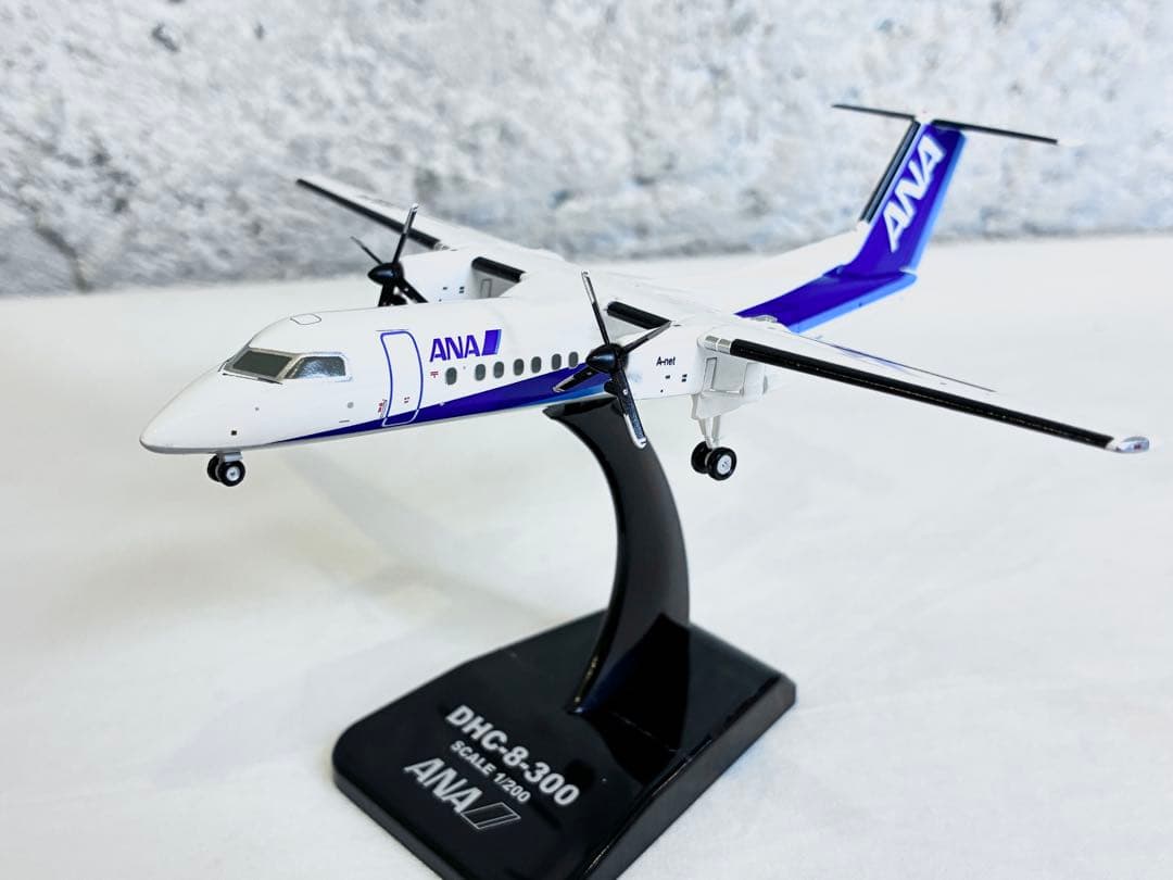ANA DHC-8-300型 JA801K ボンバルディア 1:200・Q300