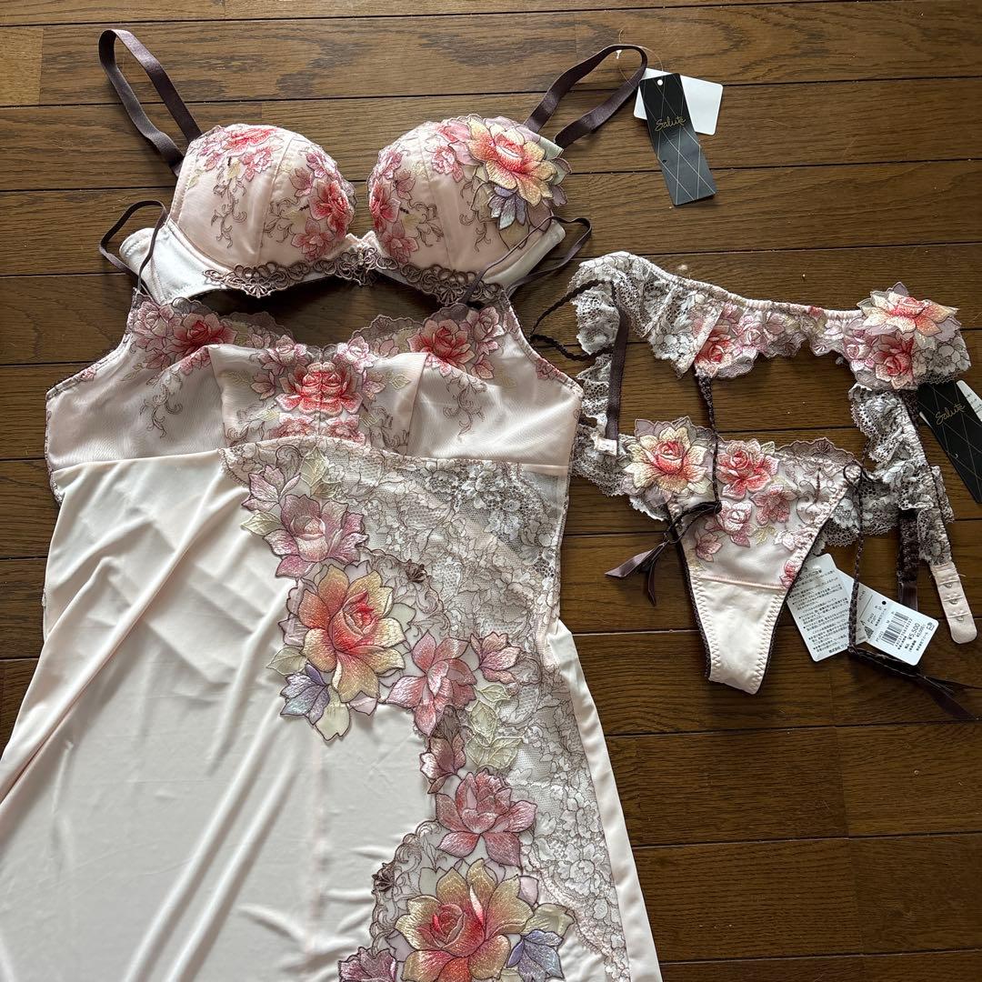 サルート4点セットブラE75.ソングM、キャミソールLガーターベルトの4点 サルート（SALUTE） ワコール 30G セットアップランジェリー