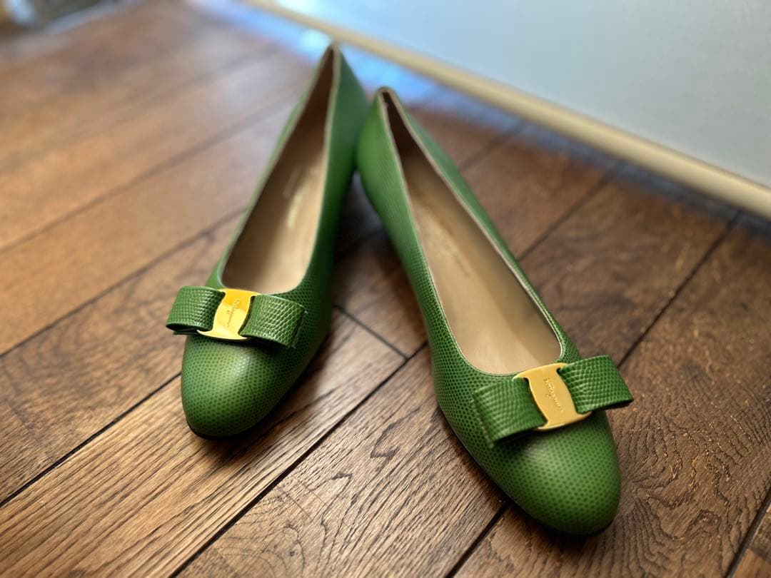 フェラガモ　緑色リボン付きパンプス 9 B 新品未使用