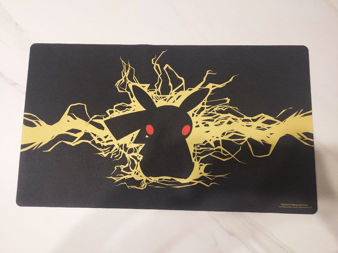 超貴重！海外ポケモンセンター限定 電撃ピカチュウ プレイマット