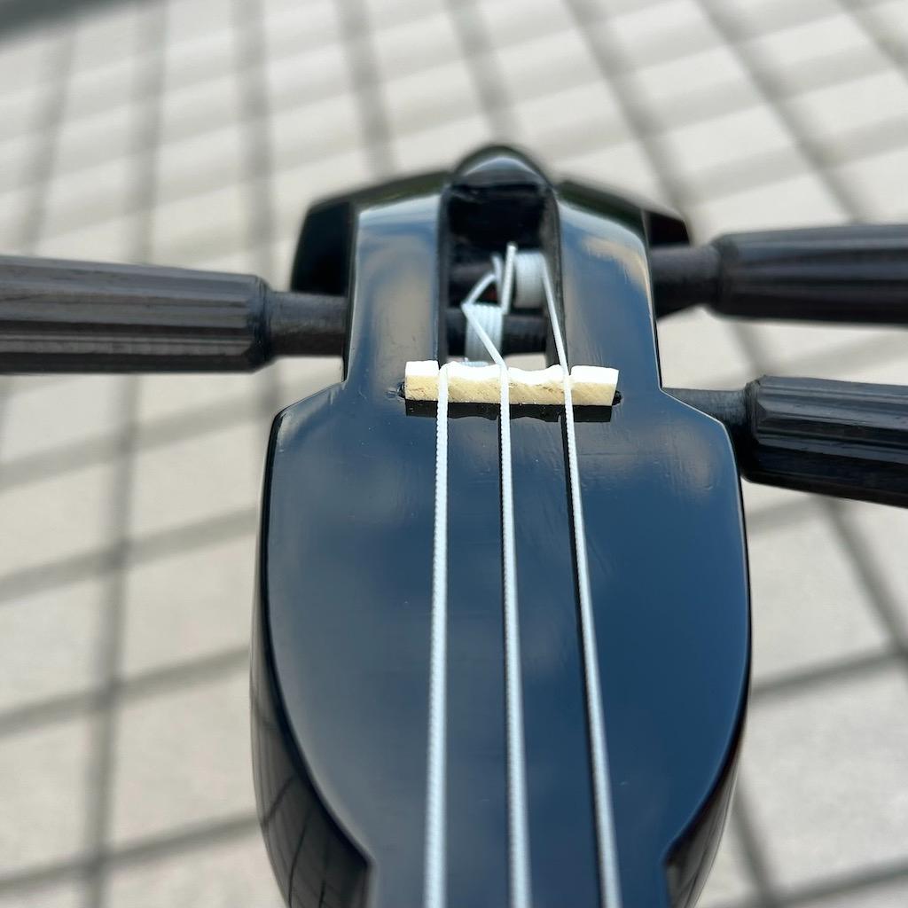 沖縄 三線 新崎型 カミゲン 黒木 本皮一枚張り 黒塗り 伝統工芸士製作