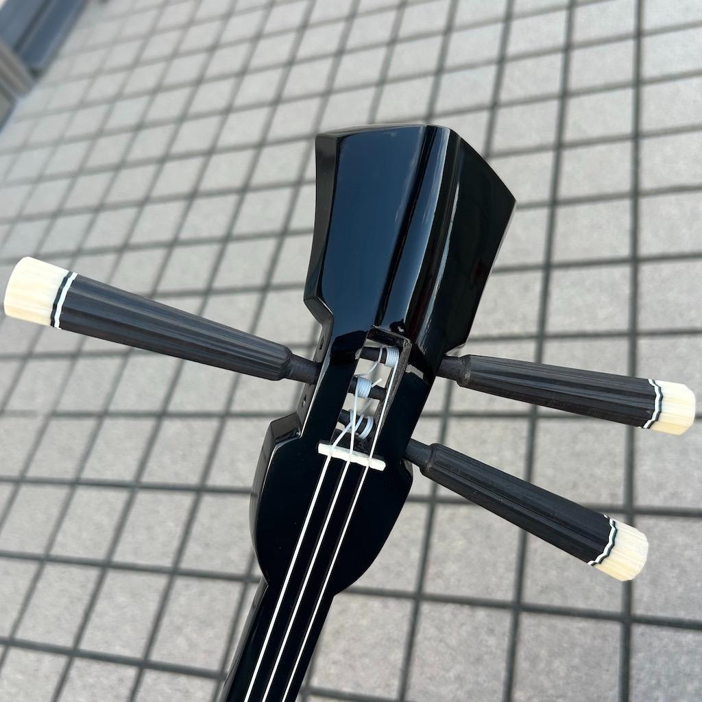 沖縄 三線 新崎型 カミゲン 黒木 本皮一枚張り 黒塗り 伝統工芸士製作