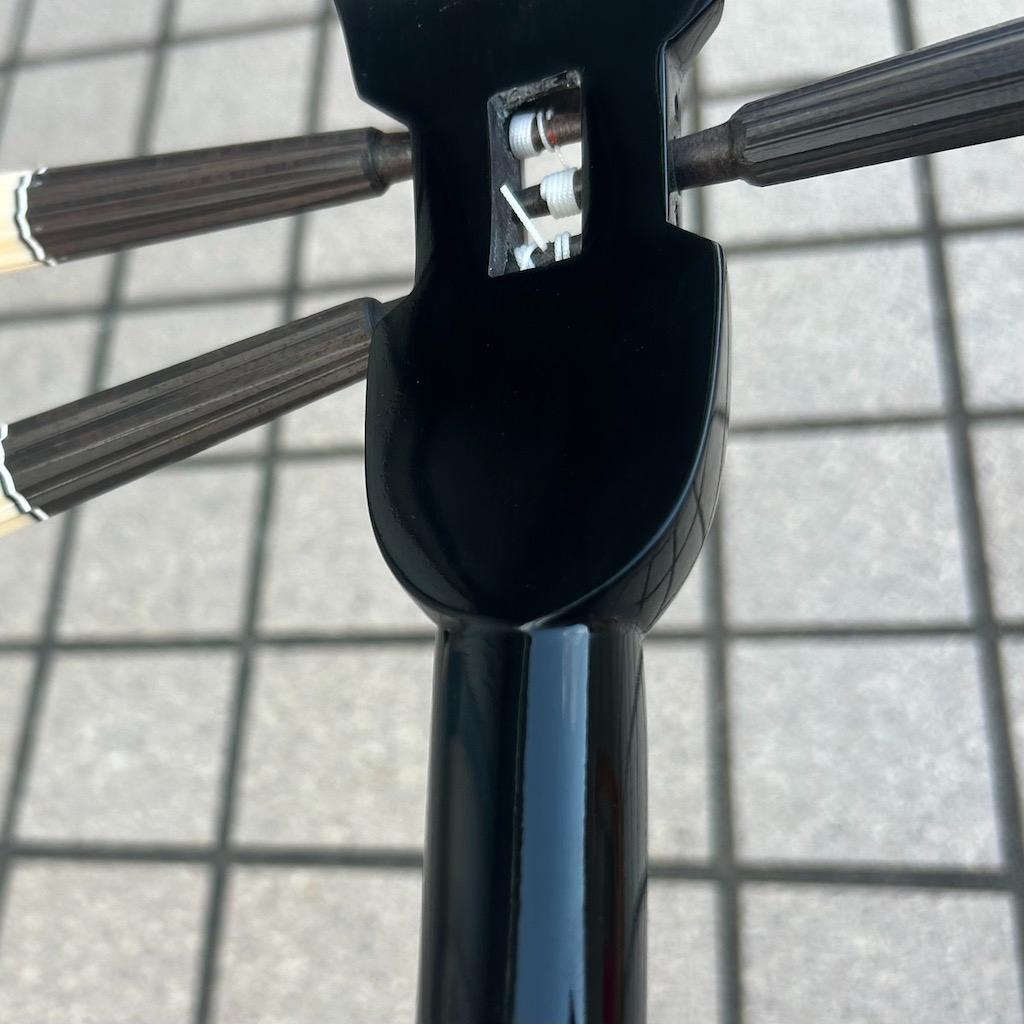 沖縄 三線 新崎型 カミゲン 黒木 本皮一枚張り 黒塗り 伝統工芸士製作