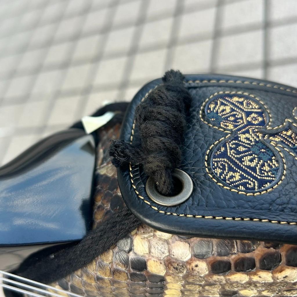 沖縄 三線 新崎型 カミゲン 黒木 本皮一枚張り 黒塗り 伝統工芸士製作