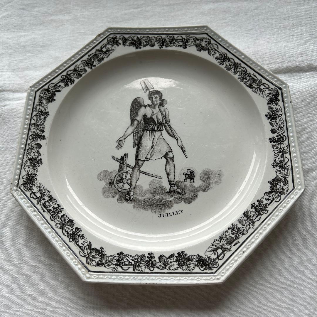 クレイユ モントロー オクトゴナル グリザイユ フランス クレイユモントローのなぞなぞプレート。 裏側にnumberも。 コレクター