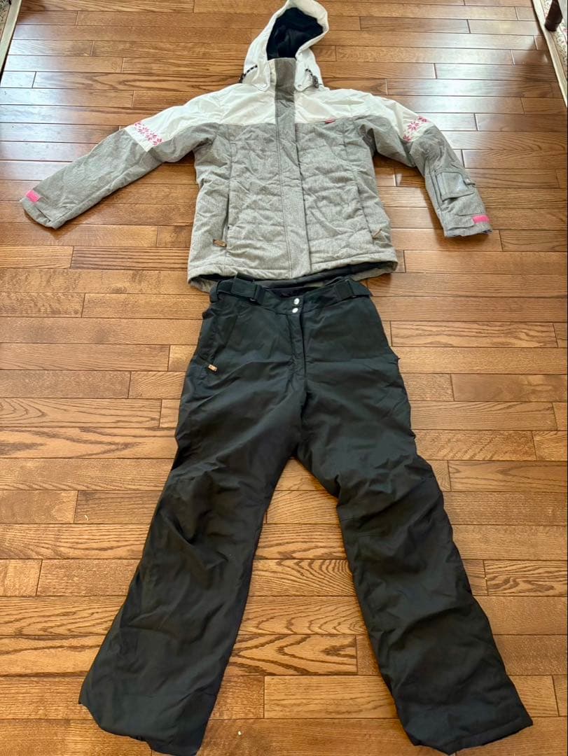 ONYONEスキーウエア(レディース)Lサイズ【スキーグローブ付き】