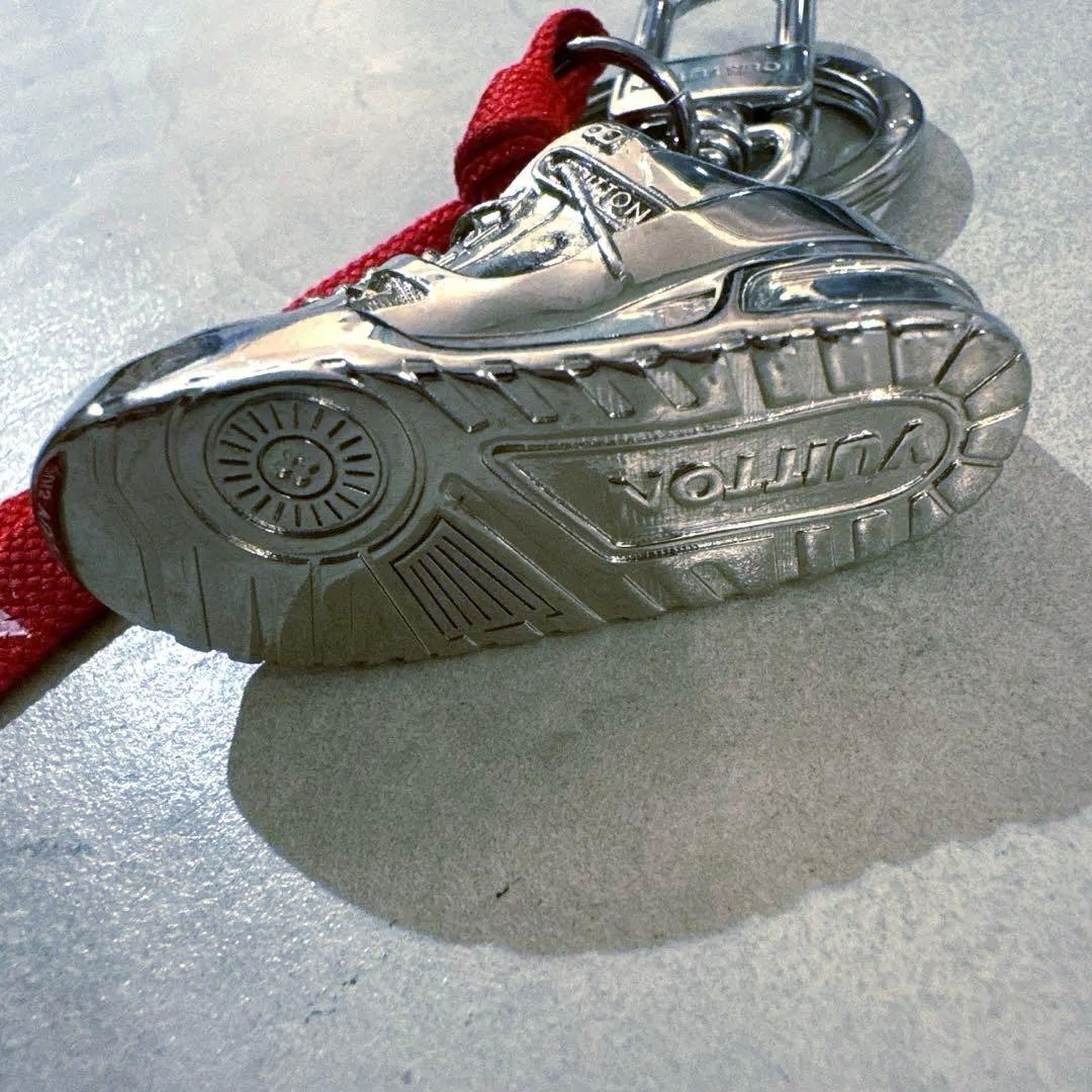 激レア 正規品LOUIS VUITTON キーホルダー LVトレーナー チャーム