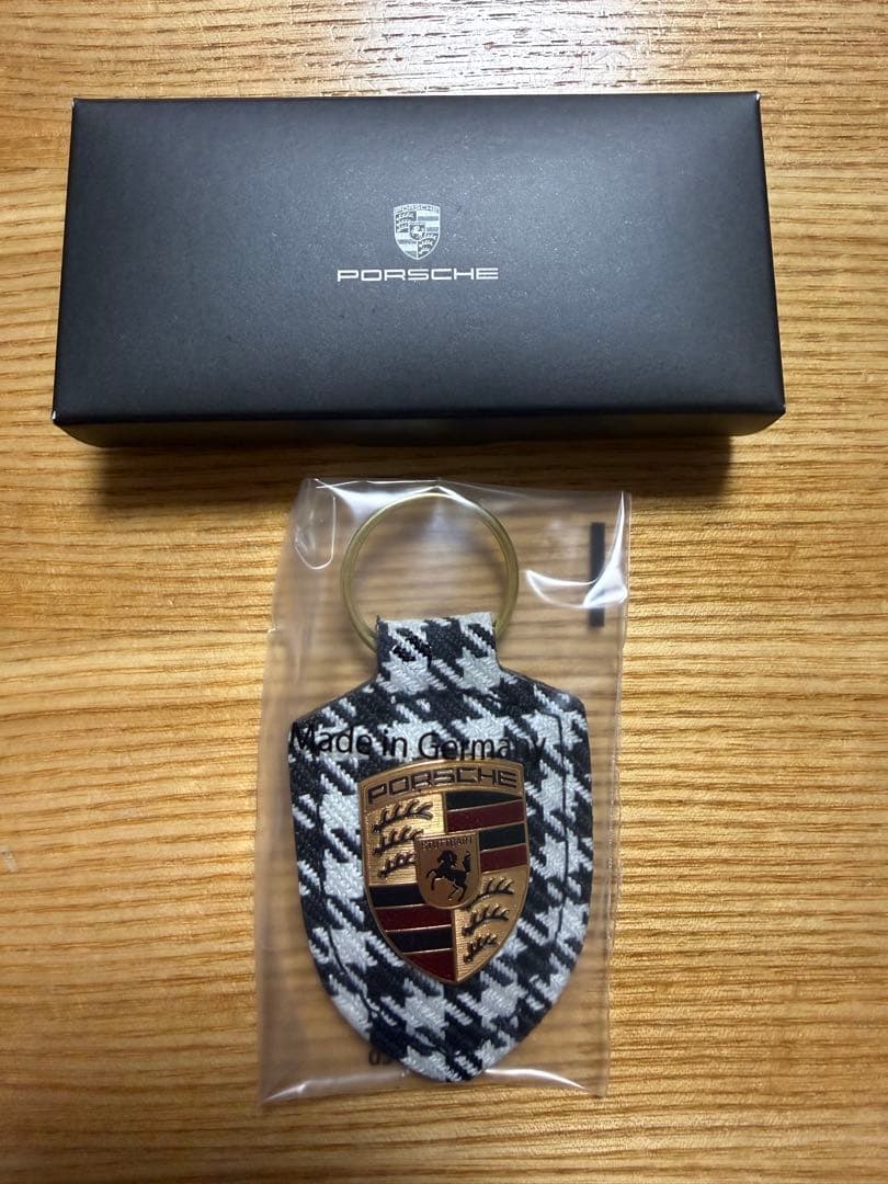 国内正規品　ポルシェ　クレストキーホルダー　千鳥柄　ペピータ
