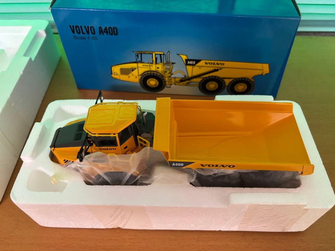 VOLVO A40D 1/50スケールミニカー