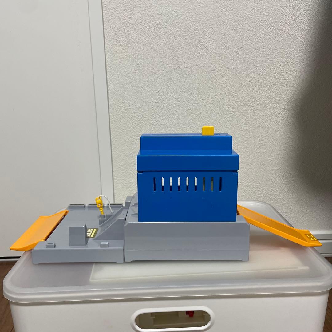 水が出ます！】トミカ じゃぶじゃぶ洗車場 - メルカリ