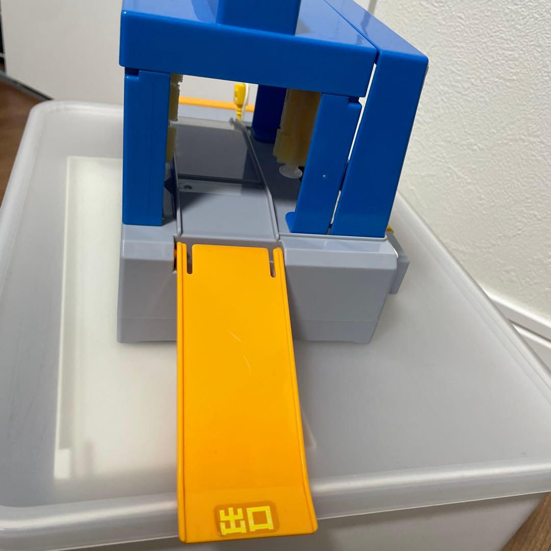 水が出ます！】トミカ じゃぶじゃぶ洗車場 - メルカリ