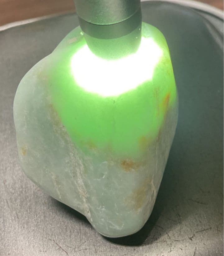 ［薄緑色　メロン色の透過］　糸魚川翡翠74g ヒスイ　ひすい