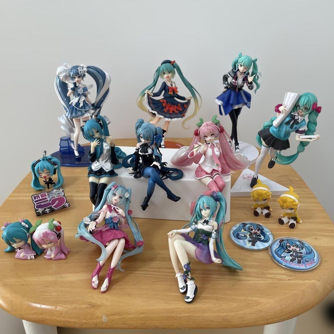 初音ミクフィギュア　肩ズン　缶バッジ