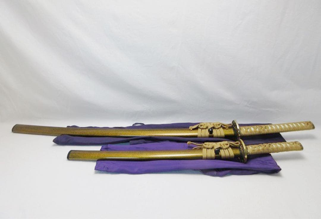 時代武具 脇差 金梨地 雲龍図揃 模造刀 大太刀 小太刀 一對 鍔 鞘付仕舞袋 竹光模造刀 白糸太刀拵え 足金物（金）小さい鍔 食み出し鍔・本格竹光